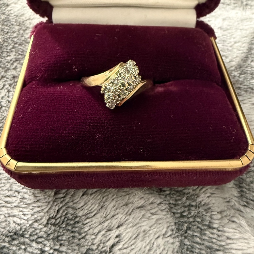 10k cluster solid gold ring - Picture 4 of 4